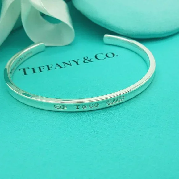 🌟🌸2xHOST PICK 🌟🌸 NWOT Authentic Tiffany & Co 925 Silver Narrow Cuff Bracelet - Picture 4 of 9